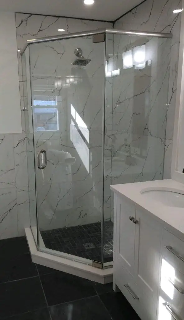 Frameless Neo-Angle Shower with a Headrail