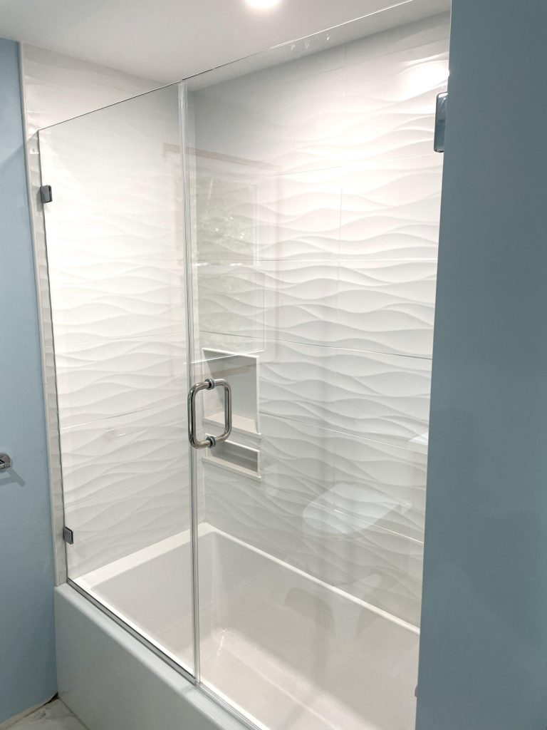 Classic swing shower door and panel combination for bathtubs.